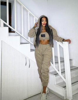 Trendy damska bezova plysova suprava teddy s vysokym pasom - 3