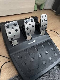 herný volant logitech driving force - 3