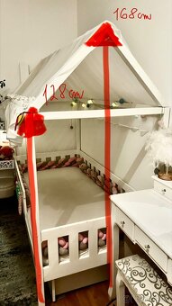 Drevena domcekova postel s rostom a matracom - 3