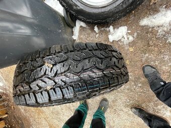 Predam kolesa R15 235/75 - 3