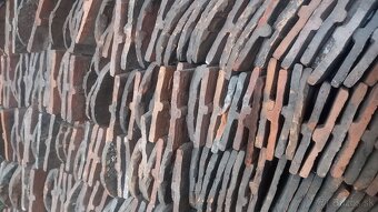 Predám starú kvalitnú palenu škridlu. Červenej farby. Uložen - 3