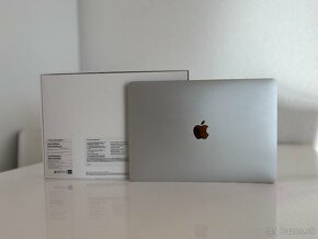 Predám Macbook Pro 13" model 2019 - Stireborný - 3