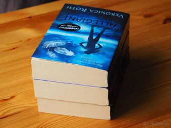 Veronica Roth: DIVERGENT, INSURGENT, ALLEGIANT - 3