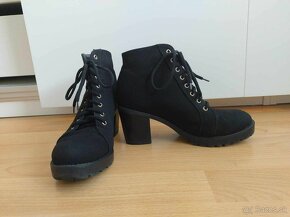 Dámske čierne členkové látkové topánky na podpätku - 3