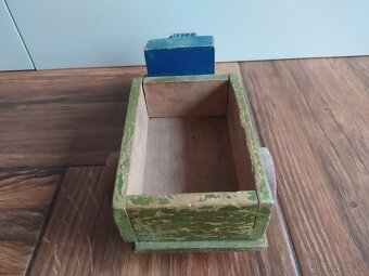 Stará hračka drevené auto. - 3