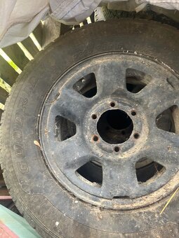 Predám 4ks pneumatiky spolu s oceľovými diskami 235/75 r16 - 3