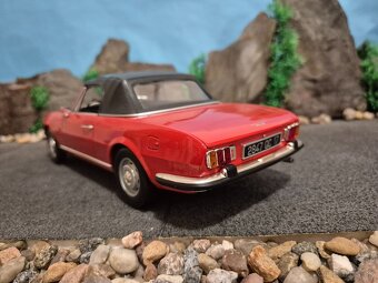 Prodám model 1:18 Peugeot 504 cabrio - 3