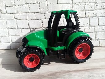 Zelený traktor s farma doplnkami - 3