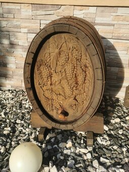 Vyrezávané drevené sudy a drevená noša na hrozno - 3