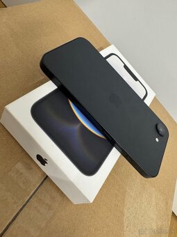 iPhone 16e 128 GB – Čierny - 3