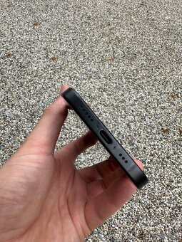 iPhone 15 - baterie 94% - 3