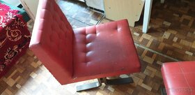 Staré červené kožené stoličky - 3