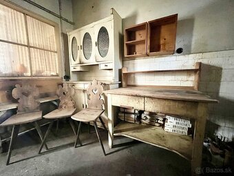 Stary kredenc v povodnom stave - 3