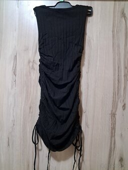 Čierne obtiahnuté šaty - 3