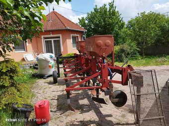 Predám plečku na kukuricu s prihnojovaním.Cena 1500 euro - 3
