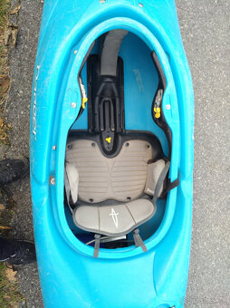 Predám kajak Dagger MAMBA 8.0 s pádlom - 3