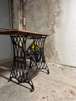 Liatinový rám na šijací stroj. - 3