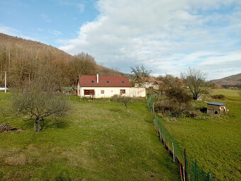 Vidiecka usadlosť po rekonštrukcii v obci Uhliská - 5993 m2 - 3