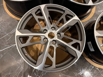 Orig Porsche Taycan Cross Turismo r21 9J1601025AL - 3