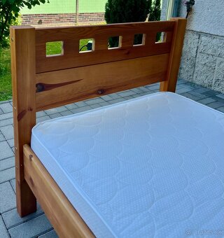 Dve postele z lakov. smrek.dreva 90x200 + matrace a rošty - 3