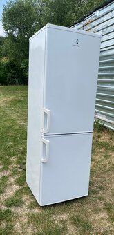 Predám chladničku s mraznickou elektrolux - 3