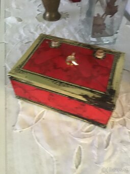 POKLADNIčKA čERVENá UZATVáRATELNá - 3