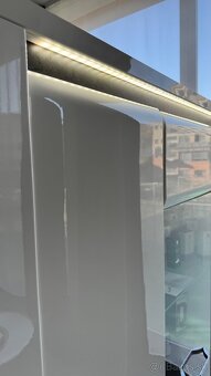 Krásna súprava biela lesklá komoda+skriňa s osvetlením - 3