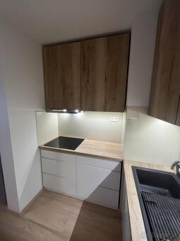 Moderný 2-izbový kompletne zariadený byt s loggiou a parkova - 3