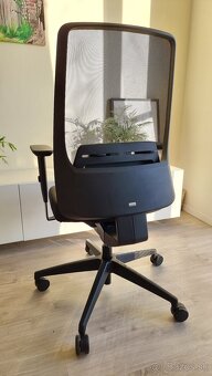 kvalitna kancelárska stolička Interstuhl, povodna cena €449 - 3