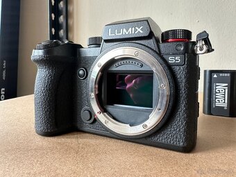 Lumix S5 s Newell batériou + Smallrig klietka zdarma - 3