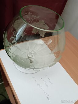 Predám krásne sklo- pokál, veľký zdobený pohár bledo zelený - 3