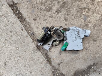 Zámok, centrál Nissan Terrano 2 - 3