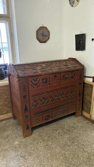 Stará vyrezávaná truhlica-súsek. - 3