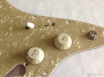 STAVBA GITARY TYPU STRATOCASTER-PICKGUARD - 3