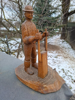 Predám starú drevorezbu ubíjanie mačacích hláv 35 € - 3