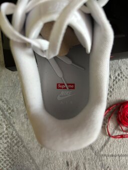 Biele Air Force 1 x Supreme (46) - 3
