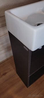 Skrinka s umývadlom a batériou. - 3