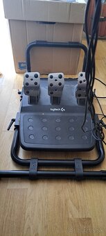 Volant Logitech G29 plus sedačka - 3
