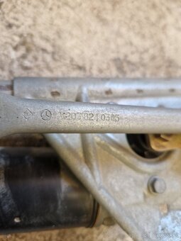 Mechanizmus a motorček stieračov Mercedes Benz C W203 - 3