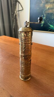 Mosadzný mlynček na korenie – orientálny štýl, ručne gravír - 3