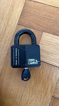 Abus retaz aj zamok - 3