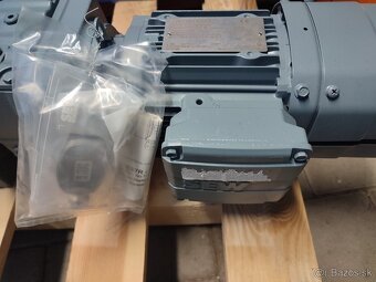 Motor s  prevodovkou sew KF47 - 3