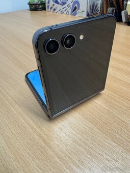 Samsung Galaxy Z Flip5 – čierny, 256 GB - 3