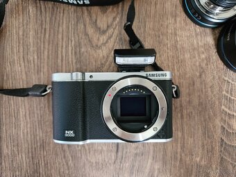 Samsung NX3000 (Telo a blesk) - 3
