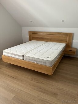 Dubová posteľ s úložným priestorom a stolíkmi - 3
