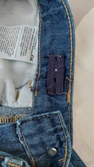 Široké rifle CA, HM čierne kapsáče a tmavo modré noh. - 3