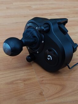 Volant Logitech + príslušenstvo - 3