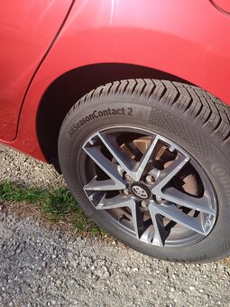Toyota Auris cervena - 3