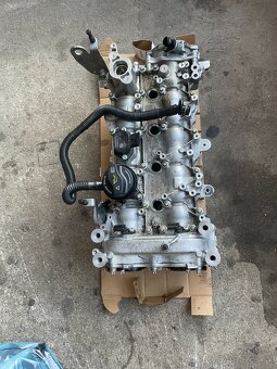 Kompletná hlava valcov Mercedes-Benz A2600105600 (s vačkami) - 3