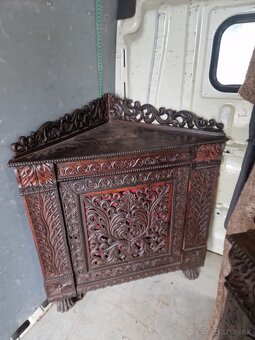 Predám rohovú skrinku s bohatou ručnou rezbou - 3